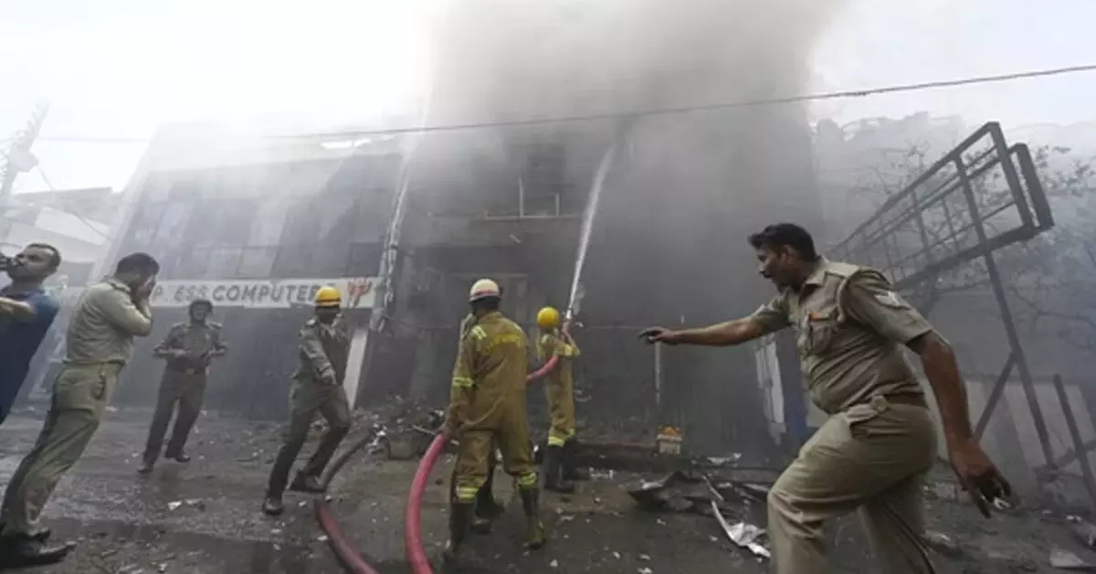 Lucknow ಅಗ್ನಿ ದುರಂತ: 15 ಮೃತ್ಯು, ನಾಲ್ವರು ಅಧಿಕಾರಿಗಳು ಅಮಾನತು; ಕಟ್ಟಡದಲ್ಲಿ ಬೆಂಕಿ ಹೊತ್ತಿಕೊಂಡಿದ್ದು ಹೇಗೆ ಎಂಬ ಪ್ರಶ್ನೆಗೆ ಇನ್ನೂ ಉತ್ತರ ಸಿಕ್ಕಿಲ್ಲ Lucknow ಅಗ್ನಿ ದುರಂತ: 15 ಮೃತ್ಯು, ನಾಲ್ವರು ಅಧಿಕಾರಿಗಳು ಅಮಾನತು; ಕಟ್ಟಡದಲ್ಲಿ ಬೆಂಕಿ ಹೊತ್ತಿಕೊಂಡಿದ್ದು ಹೇಗೆ ಎಂಬ ಪ್ರಶ್ನೆಗೆ ಇನ್ನೂ ಉತ್ತರ ಸಿಕ್ಕಿಲ್ಲ