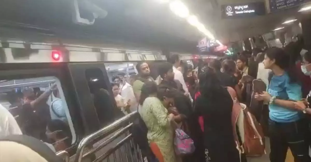 Bengaluru | ತಾಂತ್ರಿಕ ದೋಷದಿಂದ ಕಬ್ಬನ್ ಪಾರ್ಕ್ ಮೆಟ್ರೋ ನಿಲ್ದಾಣದಲ್ಲಿ ರೈಲು ಸೇವೆ ಸ್ಥಗಿತ Bengaluru | ತಾಂತ್ರಿಕ ದೋಷದಿಂದ ಕಬ್ಬನ್ ಪಾರ್ಕ್ ಮೆಟ್ರೋ ನಿಲ್ದಾಣದಲ್ಲಿ ರೈಲು ಸೇವೆ ಸ್ಥಗಿತ