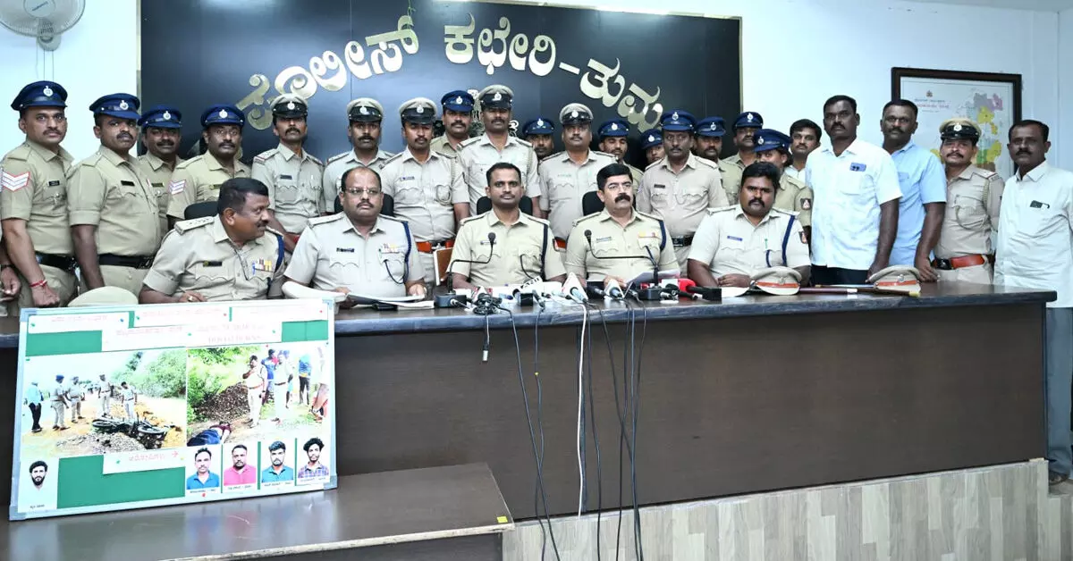 Tumakur | ವಿಮೆ ಹಣಕ್ಕಾಗಿ ತಮ್ಮನನ್ನೇ ಹತ್ಯೆಗೈದ ಅಣ್ಣ : ನಾಲ್ವರು ಆರೋಪಿಗಳ ಬಂಧನ Tumakur | ವಿಮೆ ಹಣಕ್ಕಾಗಿ ತಮ್ಮನನ್ನೇ ಹತ್ಯೆಗೈದ ಅಣ್ಣ : ನಾಲ್ವರು ಆರೋಪಿಗಳ ಬಂಧನ
