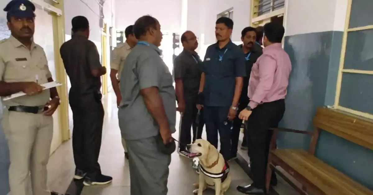 Shivamogga | ನ್ಯಾಯಾಲಯಕ್ಕೆ ಬಾಂಬ್ ಬೆದರಿಕೆ : ಪೊಲೀಸರಿಂದ ಪರಿಶೀಲನೆ Shivamogga | ನ್ಯಾಯಾಲಯಕ್ಕೆ ಬಾಂಬ್ ಬೆದರಿಕೆ : ಪೊಲೀಸರಿಂದ ಪರಿಶೀಲನೆ