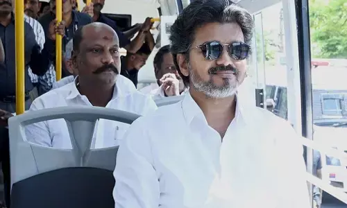 Tamil Nadu | 300 ಹೊಸ ಸರಕಾರಿ ಬಸ್‌ಗಳಿಗೆ ಸಿಎಂ ವಿಜಯ್ ಚಾಲನೆ : ಸಾಮಾನ್ಯರಂತೆ ಬಸ್‌ನಲ್ಲಿ ಪ್ರಯಾಣ