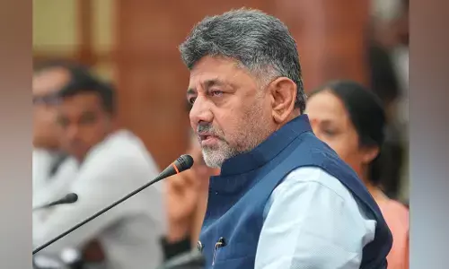 ದಾಖಲೆ ಇಲ್ಲದೆ ಸರಕು ಸಾಗಣೆ ವಾಹನ ಗಡಿದಾಟಬಾರದು : ಸಿಎಂ ಸೂಚನೆ