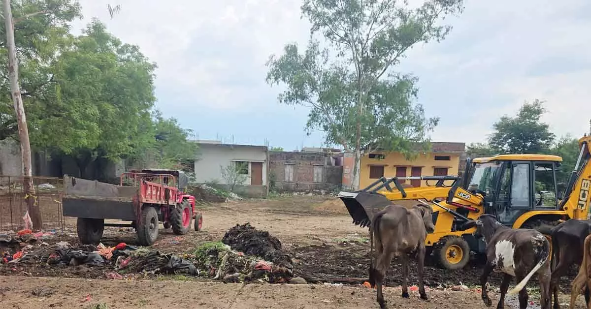 ವರದಿಗೆ ಎಚ್ಚೆತ್ತ ಅಧಿಕಾರಿಗಳು: ತರಕಾರಿ ಮಾರುಕಟ್ಟೆಯಲ್ಲಿ ಸ್ವಚ್ಛತಾ ಕಾರ್ಯ ವರದಿಗೆ ಎಚ್ಚೆತ್ತ ಅಧಿಕಾರಿಗಳು: ತರಕಾರಿ ಮಾರುಕಟ್ಟೆಯಲ್ಲಿ ಸ್ವಚ್ಛತಾ ಕಾರ್ಯ