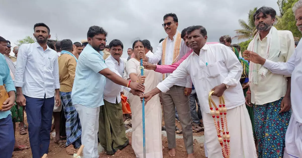 ಸಂಡೂರು ಕ್ಷೇತ್ರದಲ್ಲಿ 10.43 ಕೋಟಿ ರೂ. ಅಭಿವೃದ್ಧಿ ಕಾಮಗಾರಿಗಳಿಗೆ ಚಾಲನೆ ಸಂಡೂರು ಕ್ಷೇತ್ರದಲ್ಲಿ 10.43 ಕೋಟಿ ರೂ. ಅಭಿವೃದ್ಧಿ ಕಾಮಗಾರಿಗಳಿಗೆ ಚಾಲನೆ