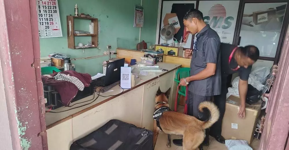 ಭಟ್ಕಳದಲ್ಲಿ ಡಾಗ್ ಸ್ಕ್ವಾಡ್ ಕಾರ್ಯಾಚರಣೆ: ಕೊರಿಯರ್, ಅಂಚೆ ಕಚೇರಿಗಳಲ್ಲಿ ಮಾದಕ ವಸ್ತುಗಳ ಶೋಧ ಭಟ್ಕಳದಲ್ಲಿ ಡಾಗ್ ಸ್ಕ್ವಾಡ್ ಕಾರ್ಯಾಚರಣೆ: ಕೊರಿಯರ್, ಅಂಚೆ ಕಚೇರಿಗಳಲ್ಲಿ ಮಾದಕ ವಸ್ತುಗಳ ಶೋಧ