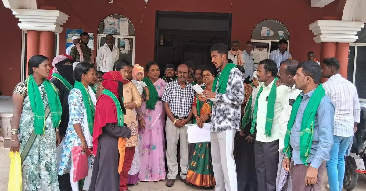 Harapanahalli | ವಿದ್ಯುತ್ ಖಾಸಗೀಕರಣ ವಿರೋಧಿಸಿ ರೈತರ ಪ್ರತಿಭಟನೆ Harapanahalli | ವಿದ್ಯುತ್ ಖಾಸಗೀಕರಣ ವಿರೋಧಿಸಿ ರೈತರ ಪ್ರತಿಭಟನೆ
