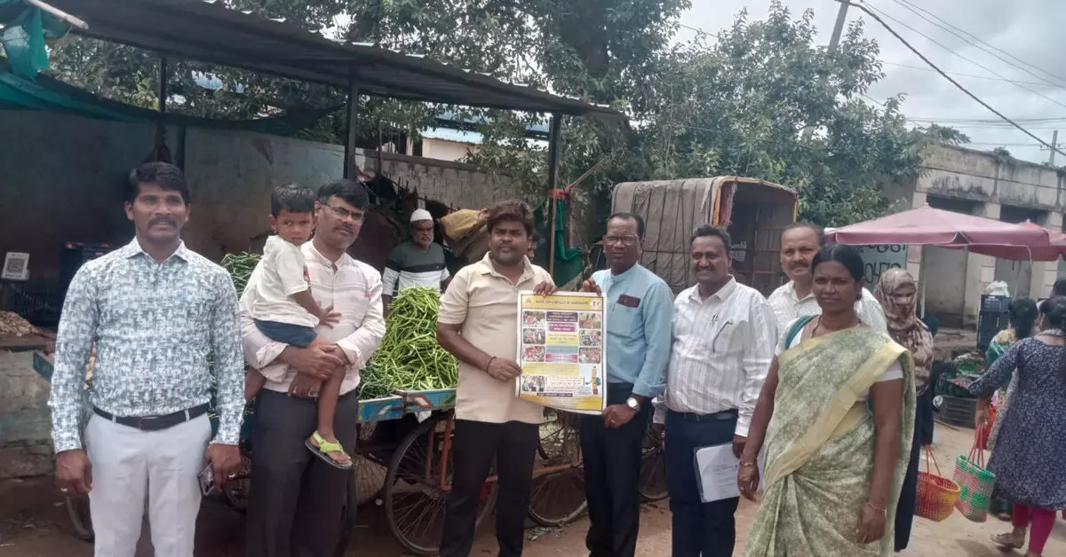 Ballari | ಪಟ್ಟಣದಲ್ಲಿ ವಿವಿಧ ಅಂಗಡಿಗಳ ಮೇಲೆ ಟಾಸ್ಕ್ ಫೋರ್ಸ್ ತಂಡದಿಂದ ದಾಳಿ Ballari | ಪಟ್ಟಣದಲ್ಲಿ ವಿವಿಧ ಅಂಗಡಿಗಳ ಮೇಲೆ ಟಾಸ್ಕ್ ಫೋರ್ಸ್ ತಂಡದಿಂದ ದಾಳಿ