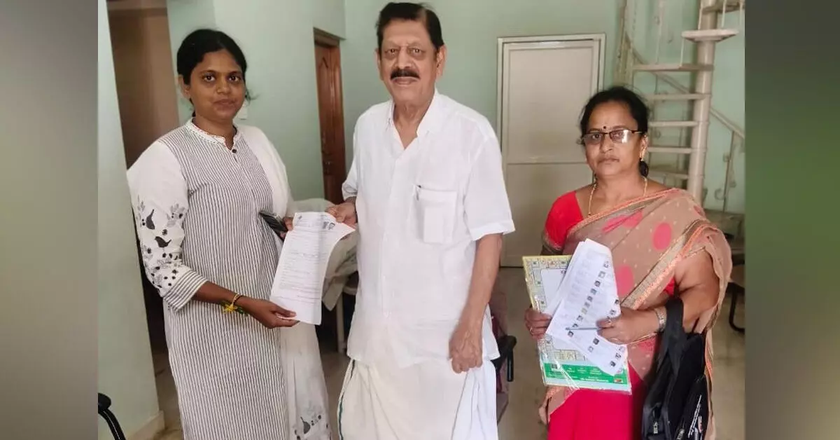 Vijayanagara | ಮಾಜಿ ಸಚಿವ ಎನ್.ಎಂ.ನಬಿ ಸಾಹೇಬ್ಗೆ ಎಸ್ಐಆರ್ ಎನ್ಯುಮರೇಷನ್ ಫಾರ್ಮ್ ವಿತರಣೆ Vijayanagara | ಮಾಜಿ ಸಚಿವ ಎನ್.ಎಂ.ನಬಿ ಸಾಹೇಬ್ಗೆ ಎಸ್ಐಆರ್ ಎನ್ಯುಮರೇಷನ್ ಫಾರ್ಮ್ ವಿತರಣೆ