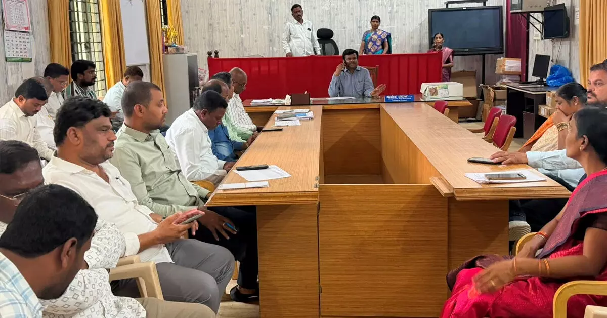 ರಾಯಚೂರಿನ ತಹಶೀಲ್ದಾರ್ ಕಚೇರಿಯಲ್ಲಿ ಸರಳವಾಗಿ ಕಂದಾಯ ದಿನ ಆಚರಣೆ ರಾಯಚೂರಿನ ತಹಶೀಲ್ದಾರ್ ಕಚೇರಿಯಲ್ಲಿ ಸರಳವಾಗಿ ಕಂದಾಯ ದಿನ ಆಚರಣೆ