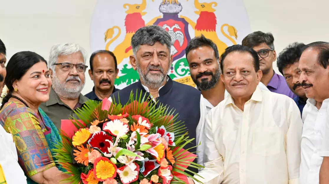 ಚಲನಚಿತ್ರ ವಾಣಿಜ್ಯ ಮಂಡಳಿ ಅಧ್ಯಕ್ಷರ ನಿಯೋಗದಿಂದ ಸಿಎಂ ಭೇಟಿ; ಹೊಸ ಚಲನಚಿತ್ರ ನೀತಿ, ಸರಕಾರಿ ಓಟಿಟಿ, ಸಹಾಯಧನ ಹೆಚ್ಚಳಕ್ಕೆ ಮನವಿ ಚಲನಚಿತ್ರ ವಾಣಿಜ್ಯ ಮಂಡಳಿ ಅಧ್ಯಕ್ಷರ ನಿಯೋಗದಿಂದ ಸಿಎಂ ಭೇಟಿ; ಹೊಸ ಚಲನಚಿತ್ರ ನೀತಿ, ಸರಕಾರಿ ಓಟಿಟಿ, ಸಹಾಯಧನ ಹೆಚ್ಚಳಕ್ಕೆ ಮನವಿ