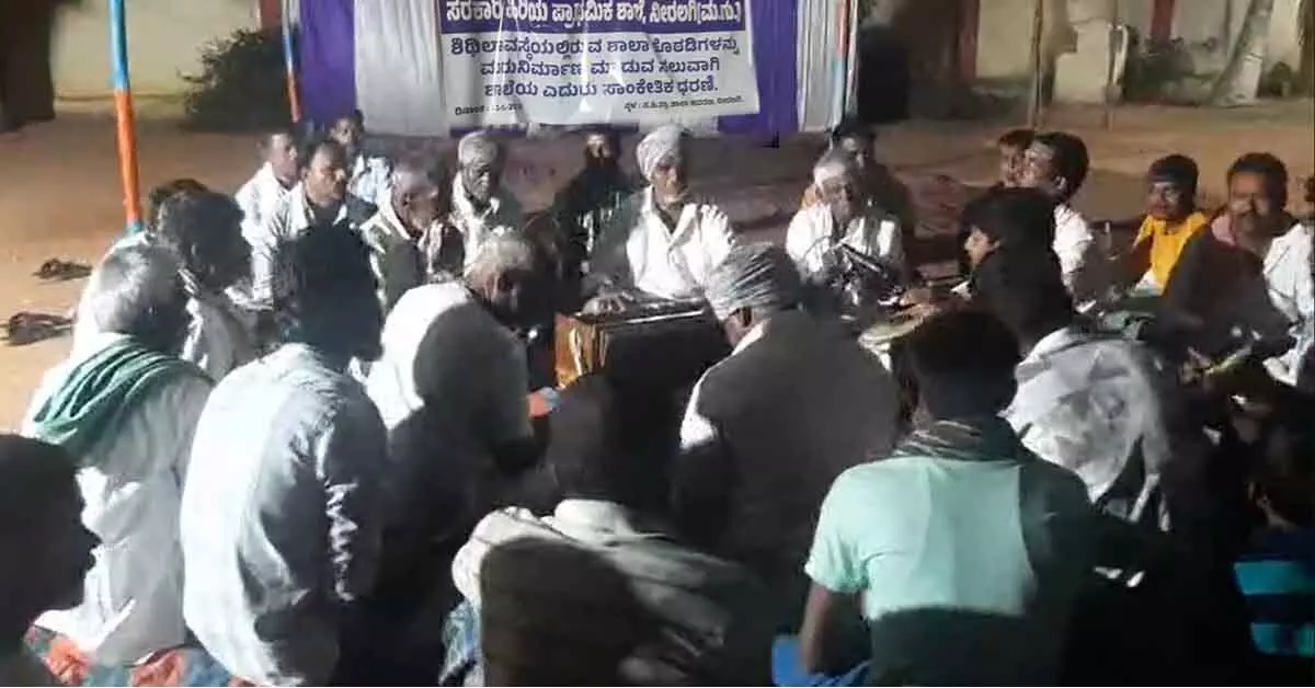 ನೀರಲಗಿ ಸರ್ಕಾರಿ ಶಾಲೆಯಲ್ಲಿ ಕೊಠಡಿಗಳ ಕೊರತೆ: ಶಾಲಾ ಆವರಣದಲ್ಲೇ ಅಹೋರಾತ್ರಿ ಪ್ರತಿಭಟನೆ ನಡೆಸಿದ ಗ್ರಾಮಸ್ಥರು ನೀರಲಗಿ ಸರ್ಕಾರಿ ಶಾಲೆಯಲ್ಲಿ ಕೊಠಡಿಗಳ ಕೊರತೆ: ಶಾಲಾ ಆವರಣದಲ್ಲೇ ಅಹೋರಾತ್ರಿ ಪ್ರತಿಭಟನೆ ನಡೆಸಿದ ಗ್ರಾಮಸ್ಥರು