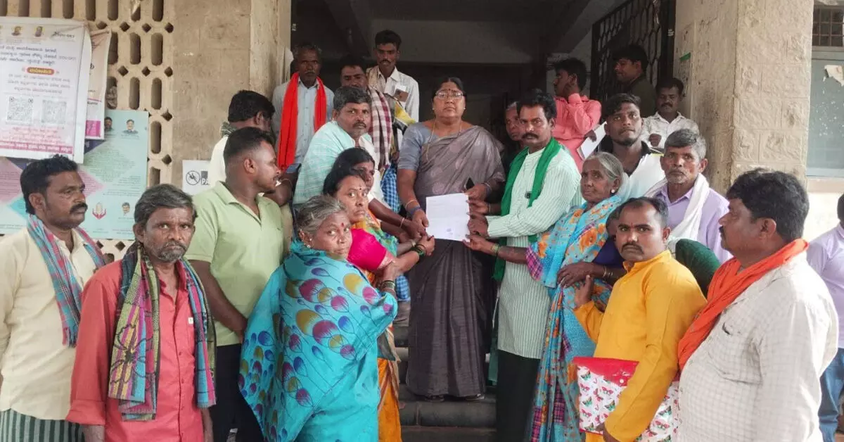 Ballari | ಅಕ್ರಮ ಪಹಣಿ ಆರೋಪ; ಜಮೀನು ವಿವಾದಕ್ಕೆ ನ್ಯಾಯ ಕೋರಿ ರೈತರ ಮನವಿ Ballari | ಅಕ್ರಮ ಪಹಣಿ ಆರೋಪ; ಜಮೀನು ವಿವಾದಕ್ಕೆ ನ್ಯಾಯ ಕೋರಿ ರೈತರ ಮನವಿ