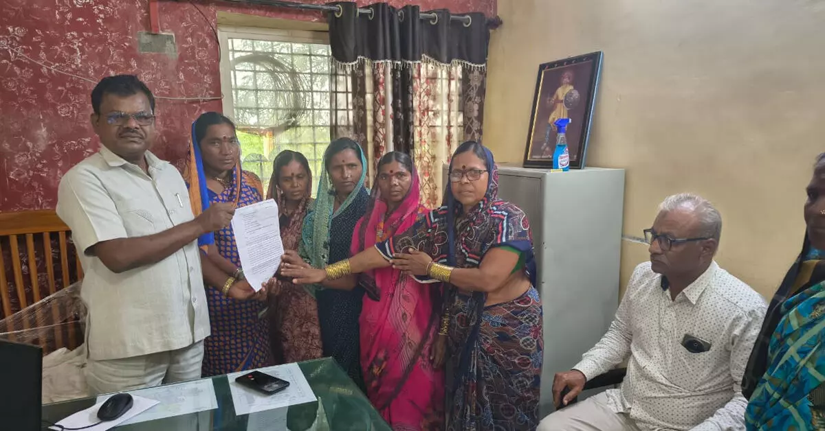 ಯಡ್ರಾಮಿ | ಅಕ್ರಮ ಮದ್ಯ ಮಾರಾಟಕ್ಕೆ ಕಡಿವಾಣ ಹಾಕುವಂತೆ ಗ್ರಾಮಸ್ಥರ ಪ್ರತಿಭಟನೆ ಯಡ್ರಾಮಿ | ಅಕ್ರಮ ಮದ್ಯ ಮಾರಾಟಕ್ಕೆ ಕಡಿವಾಣ ಹಾಕುವಂತೆ ಗ್ರಾಮಸ್ಥರ ಪ್ರತಿಭಟನೆ