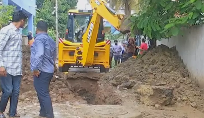 Hubballi | ರಾಜಕಾಲುವೆ ಕಾಮಗಾರಿ ವೇಳೆ ಮಣ್ಣು ಕುಸಿತ: ಕೂಲಿ ಕಾರ್ಮಿಕ ಮೃತ್ಯು Hubballi | ರಾಜಕಾಲುವೆ ಕಾಮಗಾರಿ ವೇಳೆ ಮಣ್ಣು ಕುಸಿತ: ಕೂಲಿ ಕಾರ್ಮಿಕ ಮೃತ್ಯು