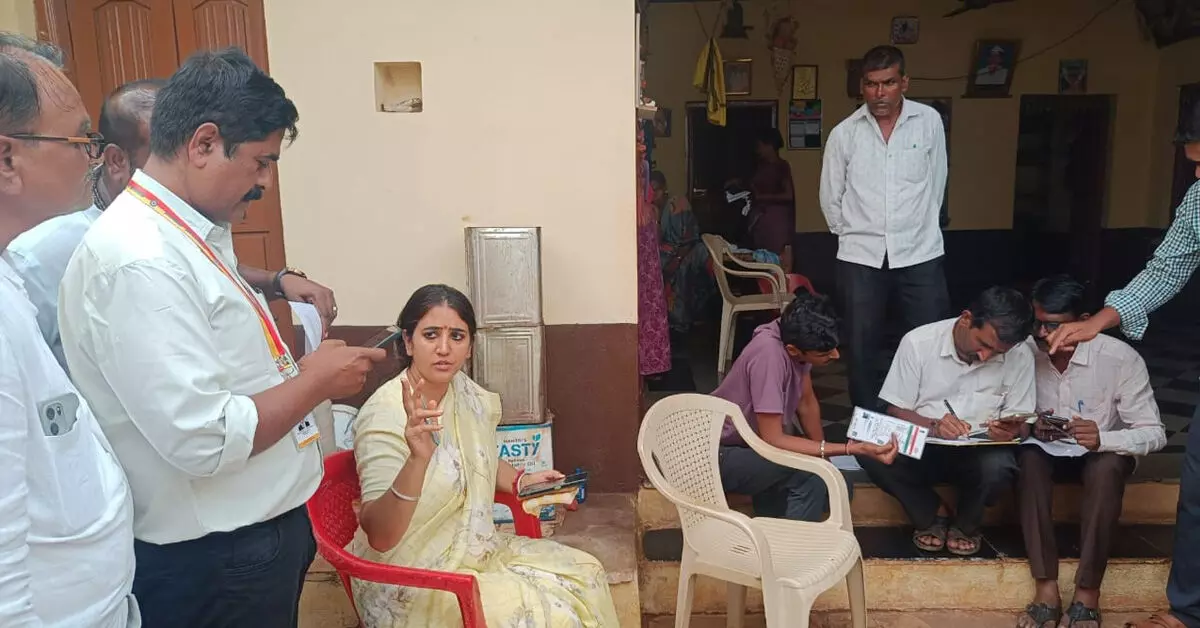 Bidar | ಮನೆ-ಮನೆಗೆ ತೆರಳಿ ಎಸ್ಐಆರ್ ಪರಿಶೀಲಿಸಿದ ಜಿಲ್ಲಾಧಿಕಾರಿ ಶಿಲ್ಪಾ ಶರ್ಮಾ Bidar | ಮನೆ-ಮನೆಗೆ ತೆರಳಿ ಎಸ್ಐಆರ್ ಪರಿಶೀಲಿಸಿದ ಜಿಲ್ಲಾಧಿಕಾರಿ ಶಿಲ್ಪಾ ಶರ್ಮಾ