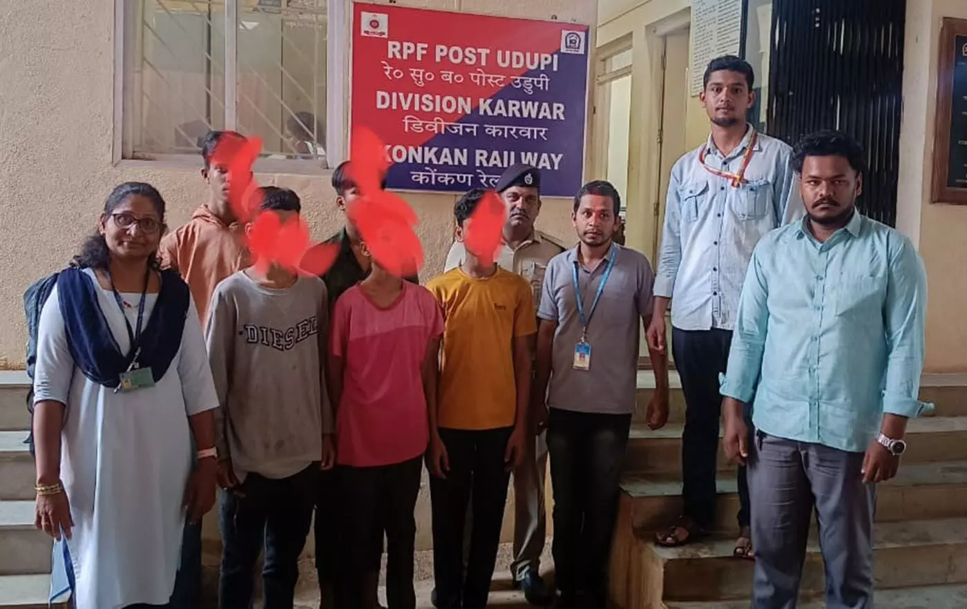ಉಡುಪಿ: ರೈಲ್ವೆ ಸಿಬ್ಬಂದಿಗಳಿಂದ ಐವರು ಅಪ್ರಾಪ್ತ ಬಾಲಕರ ರಕ್ಷಣೆ ಉಡುಪಿ: ರೈಲ್ವೆ ಸಿಬ್ಬಂದಿಗಳಿಂದ ಐವರು ಅಪ್ರಾಪ್ತ ಬಾಲಕರ ರಕ್ಷಣೆ