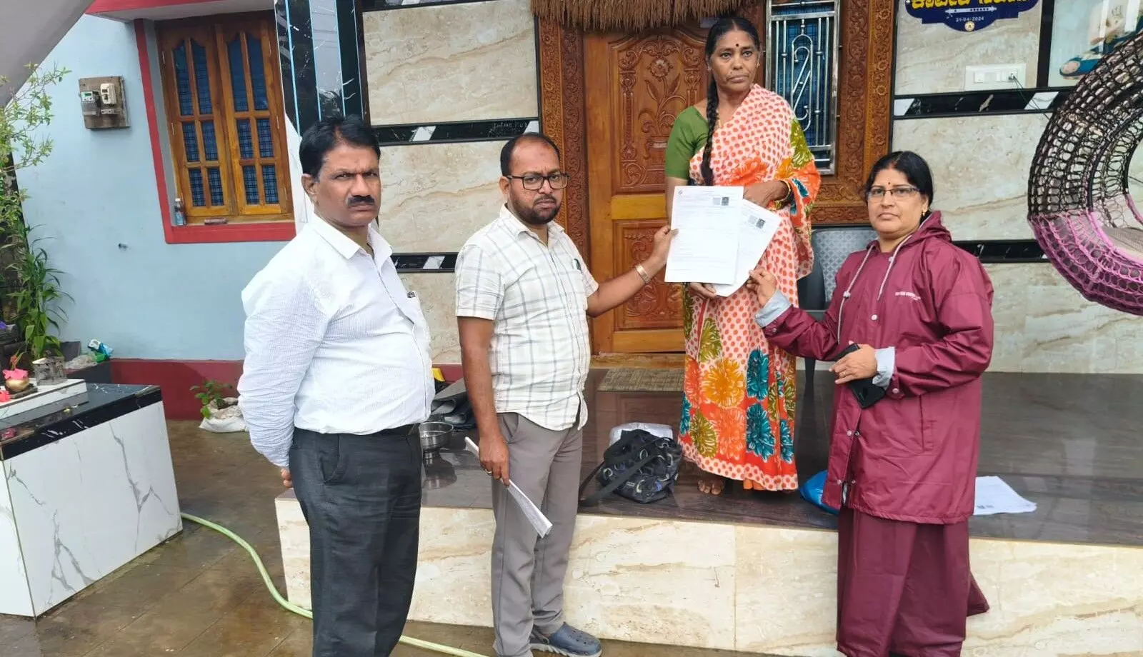 ಮತದಾರರ ಪಟ್ಟಿ ವಿಶೇಷ ಪರಿಷ್ಕರಣೆ: ಭಟ್ಕಳದಲ್ಲಿ ಮನೆ ಮನೆಗೆ ಅಧಿಕಾರಿಗಳ ಭೇಟಿ ಮತದಾರರ ಪಟ್ಟಿ ವಿಶೇಷ ಪರಿಷ್ಕರಣೆ: ಭಟ್ಕಳದಲ್ಲಿ ಮನೆ ಮನೆಗೆ ಅಧಿಕಾರಿಗಳ ಭೇಟಿ