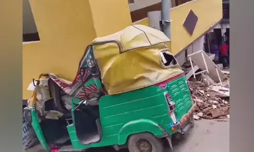 Bengaluru | ಕಾಟನ್‍ಪೇಟೆಯಲ್ಲಿ ವಾಲಿದ ಬೃಹತ್ ಕಟ್ಟಡ, ಆಟೋ ಜಖಂ