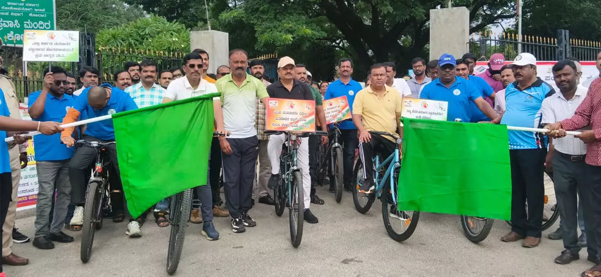 ಕೋಲಾರ: ಎಸ್ಐಆರ್ ಬಗ್ಗೆ ಜಾಗೃತಿಗಾಗಿ ಸೈಕಲ್ ಜಾಥಾ ಕೋಲಾರ: ಎಸ್ಐಆರ್ ಬಗ್ಗೆ ಜಾಗೃತಿಗಾಗಿ ಸೈಕಲ್ ಜಾಥಾ