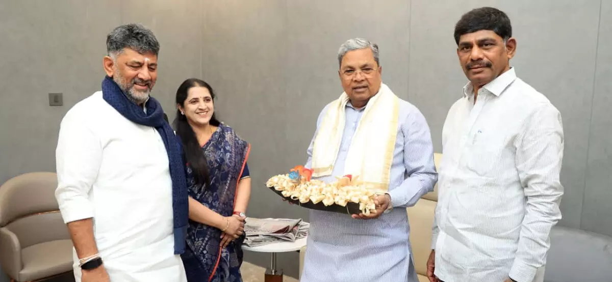 ಸಿದ್ದರಾಮಯ್ಯರ ನಿವಾಸಕ್ಕೆ ಸಿಎಂ ಡಿ.ಕೆ.ಶಿವಕುಮಾರ್ ಭೇಟಿ ಸಿದ್ದರಾಮಯ್ಯರ ನಿವಾಸಕ್ಕೆ ಸಿಎಂ ಡಿ.ಕೆ.ಶಿವಕುಮಾರ್ ಭೇಟಿ