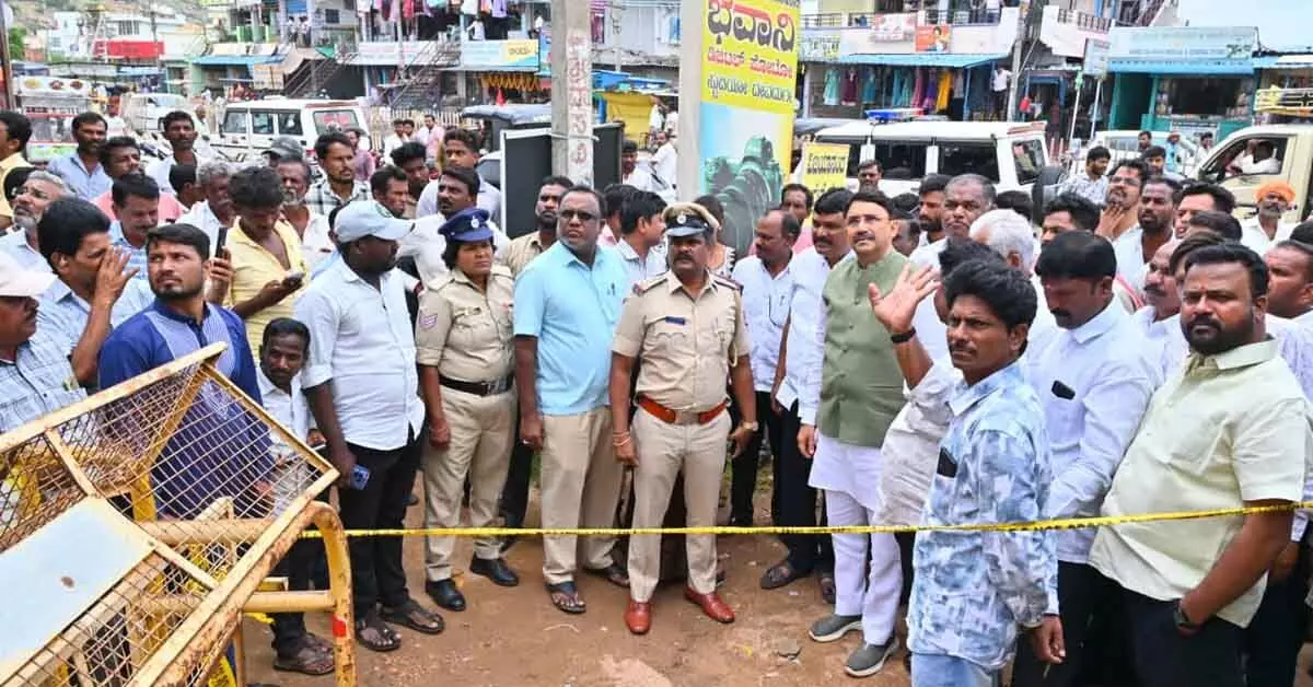 ಮೇಲ್ಛಾವಣಿ ಕುಸಿದು ಮೃತಪಟ್ಟ ಕುಟುಂಬಕ್ಕೆ ಅಗತ್ಯ ನೆರವು: ಸಂಸದ ಜಿ. ಕುಮಾರ ನಾಯಕ ಮೇಲ್ಛಾವಣಿ ಕುಸಿದು ಮೃತಪಟ್ಟ ಕುಟುಂಬಕ್ಕೆ ಅಗತ್ಯ ನೆರವು: ಸಂಸದ ಜಿ. ಕುಮಾರ ನಾಯಕ