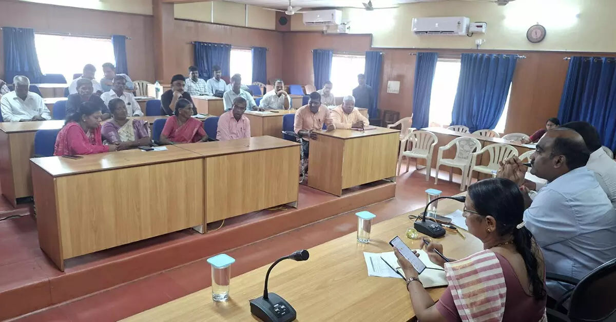 Udupi | ಕೊರಗರ ಪೌಷ್ಠಿಕ ಆಹಾರಕ್ಕೆ ಜಿಲ್ಲಾಮಟ್ಟದಲ್ಲಿಯೇ ಟೆಂಡರ್ : ಕೊರಗ ಸಮುದಾಯದ ಕುಂದು ಕೊರತೆಗಳ ಸಭೆಯಲ್ಲಿ ಆಗ್ರಹ Udupi | ಕೊರಗರ ಪೌಷ್ಠಿಕ ಆಹಾರಕ್ಕೆ ಜಿಲ್ಲಾಮಟ್ಟದಲ್ಲಿಯೇ ಟೆಂಡರ್ : ಕೊರಗ ಸಮುದಾಯದ ಕುಂದು ಕೊರತೆಗಳ ಸಭೆಯಲ್ಲಿ ಆಗ್ರಹ