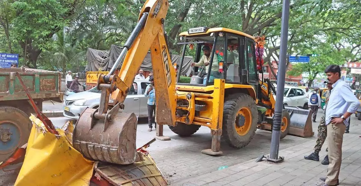 Bengaluru | ಮುಂದುವರಿದ ಪಾದಚಾರಿ ಮಾರ್ಗ ಅತಿಕ್ರಮಣ ತೆರವು: 5 ಪಾಲಿಕೆಗಳ ವ್ಯಾಪ್ತಿಯ ಪ್ರಮುಖ ರಸ್ತೆಗಳಲ್ಲಿ ಕಾರ್ಯಾಚರಣೆ ತೀವ್ರ Bengaluru | ಮುಂದುವರಿದ ಪಾದಚಾರಿ ಮಾರ್ಗ ಅತಿಕ್ರಮಣ ತೆರವು: 5 ಪಾಲಿಕೆಗಳ ವ್ಯಾಪ್ತಿಯ ಪ್ರಮುಖ ರಸ್ತೆಗಳಲ್ಲಿ ಕಾರ್ಯಾಚರಣೆ ತೀವ್ರ