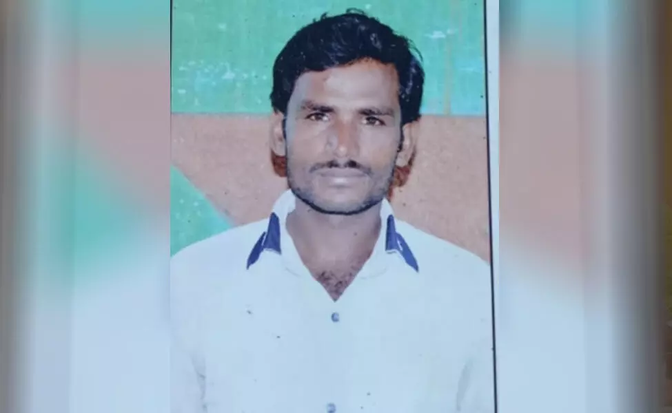 ಕಲಬುರಗಿ | ರಸಗೊಬ್ಬರ ತರಲು ಹೋದ ವ್ಯಕ್ತಿ ಮೃತಪಟ್ಟ ಸ್ಥಿತಿಯಲ್ಲಿ ಪತ್ತೆ: ಕೊಲೆ ಆರೋಪಿಸಿದ ಕುಟುಂಬಸ್ಥರು ಕಲಬುರಗಿ | ರಸಗೊಬ್ಬರ ತರಲು ಹೋದ ವ್ಯಕ್ತಿ ಮೃತಪಟ್ಟ ಸ್ಥಿತಿಯಲ್ಲಿ ಪತ್ತೆ: ಕೊಲೆ ಆರೋಪಿಸಿದ ಕುಟುಂಬಸ್ಥರು