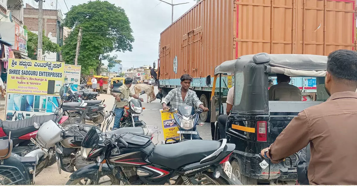 ಫುಟ್ಪಾತ್ ಮೇಲೆ ನಡೆದಾಡುವ ಹಕ್ಕು : ಸುಪ್ರೀಂ ತೀರ್ಪು ಜಾರಿಗೆ ರಾಯಚೂರಿನಲ್ಲಿ ಸವಾಲು ಫುಟ್ಪಾತ್ ಮೇಲೆ ನಡೆದಾಡುವ ಹಕ್ಕು : ಸುಪ್ರೀಂ ತೀರ್ಪು ಜಾರಿಗೆ ರಾಯಚೂರಿನಲ್ಲಿ ಸವಾಲು