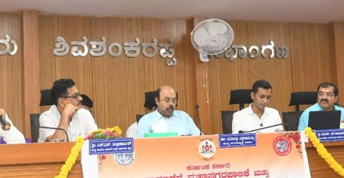 15ನೇ ಹಣಕಾಸು ಆಯೋಗದ ಅನುದಾನ | 887 ಕೋಟಿ ರೂ. ಬಾಕಿ ಬಿಡುಗಡೆಗೆ ಕೇಂದ್ರಕ್ಕೆ ಒತ್ತಾಯ: ಸಚಿವ ಯತೀಂದ್ರ ಸಿದ್ದರಾಮಯ್ಯ 15ನೇ ಹಣಕಾಸು ಆಯೋಗದ ಅನುದಾನ | 887 ಕೋಟಿ ರೂ. ಬಾಕಿ ಬಿಡುಗಡೆಗೆ ಕೇಂದ್ರಕ್ಕೆ ಒತ್ತಾಯ: ಸಚಿವ ಯತೀಂದ್ರ ಸಿದ್ದರಾಮಯ್ಯ