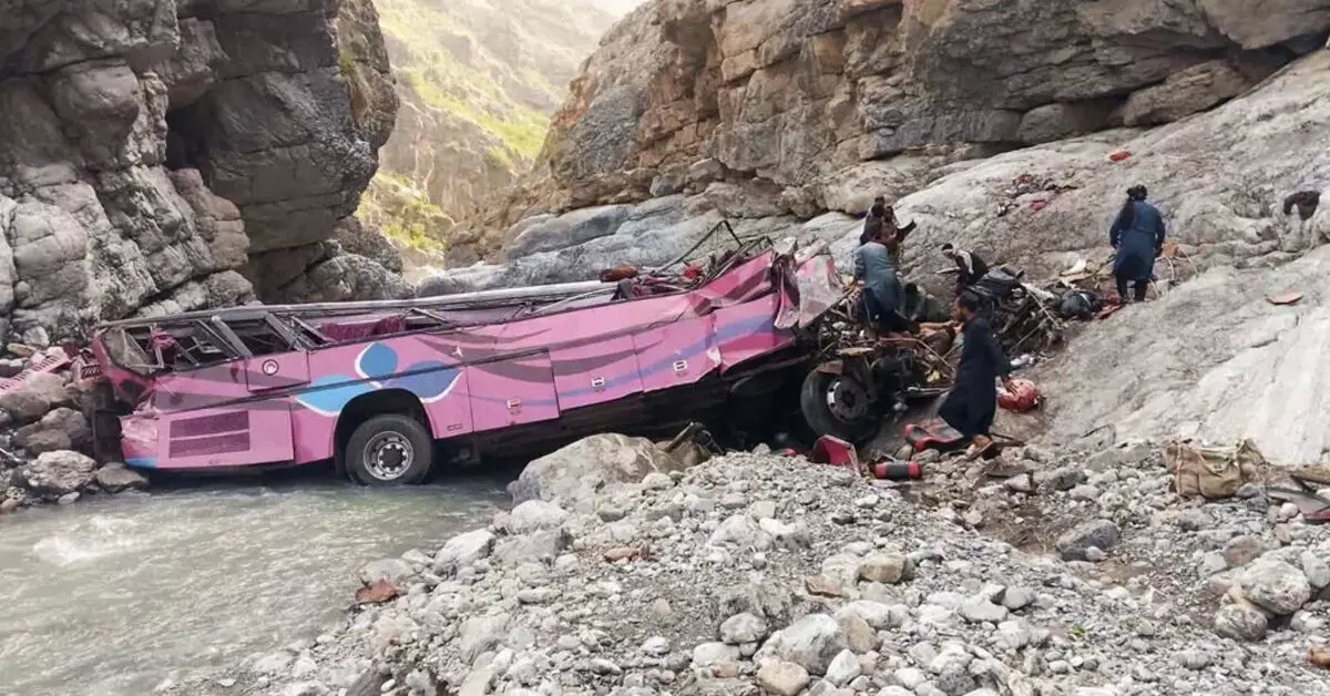 Pakistan | ಕಮರಿಗೆ ಬಸ್ ಉರುಳಿ ಕನಿಷ್ಠ 40 ಮಂದಿ ಮೃತ್ಯು Pakistan | ಕಮರಿಗೆ ಬಸ್ ಉರುಳಿ ಕನಿಷ್ಠ 40 ಮಂದಿ ಮೃತ್ಯು