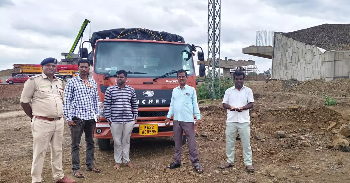 Afzalpur | ಅಕ್ರಮ ಪಡಿತರ ಅಕ್ಕಿ ಸಾಗಣೆ ಪತ್ತೆ ; 99.80 ಕ್ವಿಂಟಲ್ ಅಕ್ಕಿ ವಶ Afzalpur | ಅಕ್ರಮ ಪಡಿತರ ಅಕ್ಕಿ ಸಾಗಣೆ ಪತ್ತೆ ; 99.80 ಕ್ವಿಂಟಲ್ ಅಕ್ಕಿ ವಶ