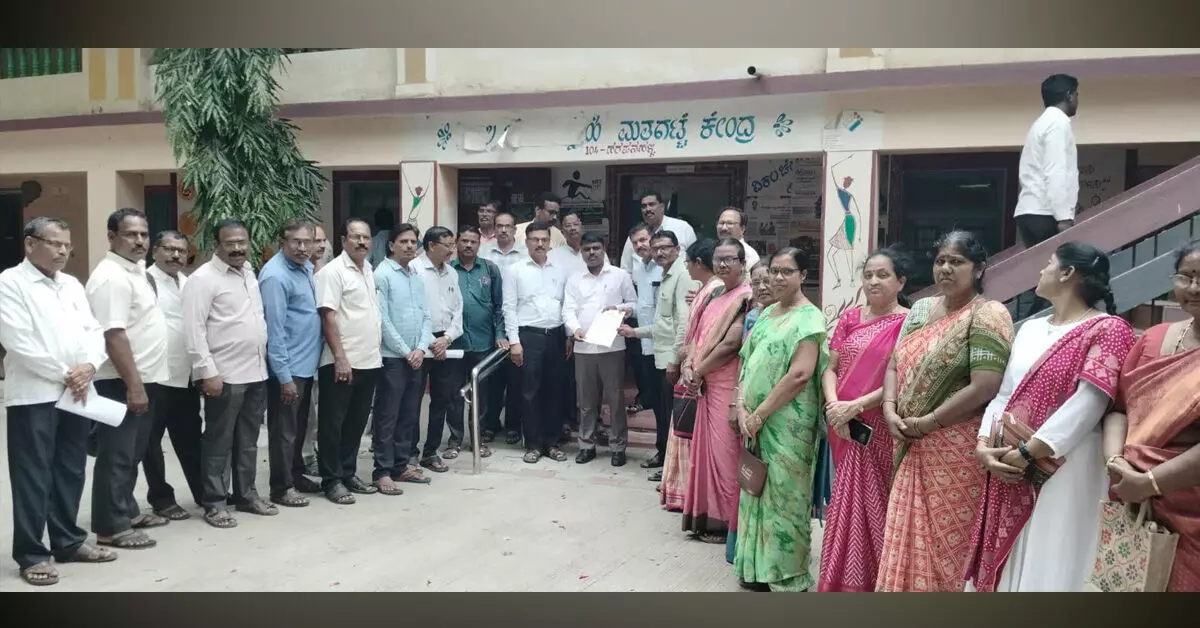 Harapanahalli | ಜಂಟಿ ಬ್ಯಾಂಕ್ ಖಾತೆ ವ್ಯವಸ್ಥೆ ಪರಿಷ್ಕರಣೆಗೆ ಶಿಕ್ಷಕರ ಸಂಘದ ಆಗ್ರಹ Harapanahalli | ಜಂಟಿ ಬ್ಯಾಂಕ್ ಖಾತೆ ವ್ಯವಸ್ಥೆ ಪರಿಷ್ಕರಣೆಗೆ ಶಿಕ್ಷಕರ ಸಂಘದ ಆಗ್ರಹ