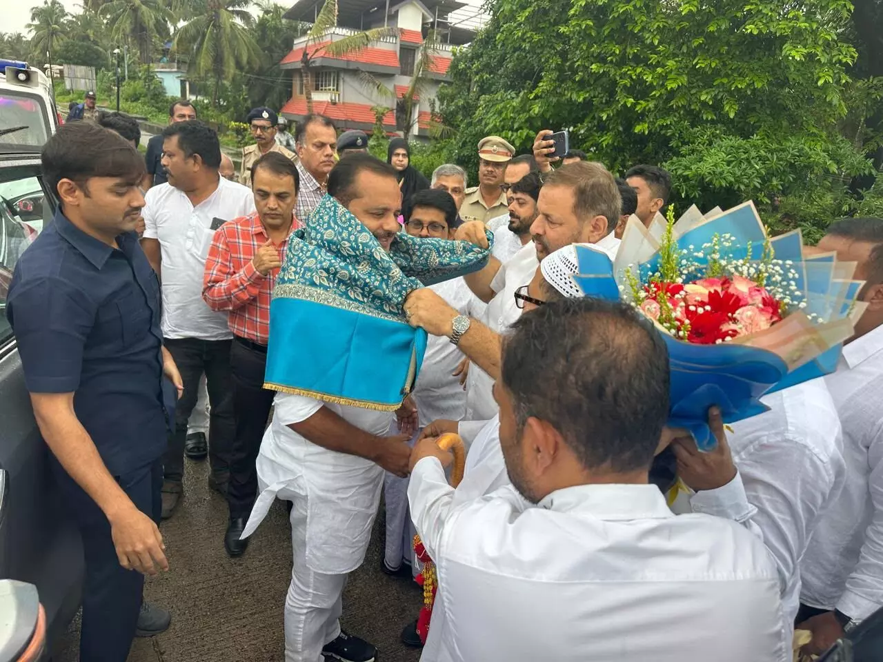ಉತ್ತರ ಕನ್ನಡ ಜಿಲ್ಲಾ ಪ್ರವಾಸಕ್ಕೆ ಆಗಮಿಸಿದ ಸಚಿವ ಯು.ಟಿ. ಖಾದರ್ ಉತ್ತರ ಕನ್ನಡ ಜಿಲ್ಲಾ ಪ್ರವಾಸಕ್ಕೆ ಆಗಮಿಸಿದ ಸಚಿವ ಯು.ಟಿ. ಖಾದರ್