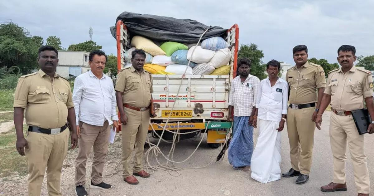 Siruguppa | ಅಕ್ರಮ ಪಡಿತರ ಅಕ್ಕಿ ಸಾಗಾಟ ಪತ್ತೆ: 30.40 ಕ್ವಿಂಟಲ್ ಅಕ್ಕಿ, ಬೊಲೆರೊ ವಾಹನ ವಶ Siruguppa | ಅಕ್ರಮ ಪಡಿತರ ಅಕ್ಕಿ ಸಾಗಾಟ ಪತ್ತೆ: 30.40 ಕ್ವಿಂಟಲ್ ಅಕ್ಕಿ, ಬೊಲೆರೊ ವಾಹನ ವಶ