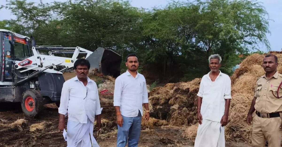 Siruguppa | ತೆಕ್ಕಲಕೋಟೆಯಲ್ಲಿ ಬೆಂಕಿಗೆ ಹುಲ್ಲಿನ ಬಣವೆ ಭಸ್ಮ Siruguppa | ತೆಕ್ಕಲಕೋಟೆಯಲ್ಲಿ ಬೆಂಕಿಗೆ ಹುಲ್ಲಿನ ಬಣವೆ ಭಸ್ಮ