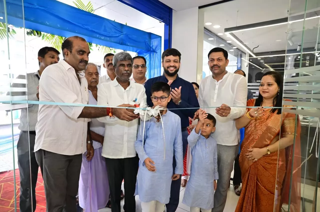 ಉಡುಪಿಯಲ್ಲಿ ವಿ.ಕೆ. ಫನೀರ್ಚರ್ ಆ್ಯಂಡ್ ಎಲೆಕ್ಟ್ರಾನಿಕ್ಸ್ ನೂತನ ಮಳಿಗೆ ಶುಭಾರಂಭ ಉಡುಪಿಯಲ್ಲಿ ವಿ.ಕೆ. ಫನೀರ್ಚರ್ ಆ್ಯಂಡ್ ಎಲೆಕ್ಟ್ರಾನಿಕ್ಸ್ ನೂತನ ಮಳಿಗೆ ಶುಭಾರಂಭ