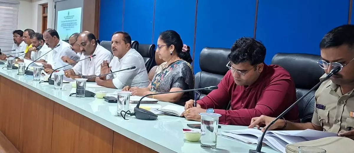 ಪ್ರಾಕೃತಿಕ ವಿಕೋಪ ಎದುರಿಸಲು ಇಲಾಖೆಗಳು ಸಮನ್ವಯದಿಂದ ಕಾರ್ಯನಿರ್ವಹಿಸಿ: ಅಧಿಕಾರಿಗಳಿಗೆ ಸಚಿವ ಯು.ಟಿ.ಖಾದರ್ ಸೂಚನೆ ಪ್ರಾಕೃತಿಕ ವಿಕೋಪ ಎದುರಿಸಲು ಇಲಾಖೆಗಳು ಸಮನ್ವಯದಿಂದ ಕಾರ್ಯನಿರ್ವಹಿಸಿ: ಅಧಿಕಾರಿಗಳಿಗೆ ಸಚಿವ ಯು.ಟಿ.ಖಾದರ್ ಸೂಚನೆ
