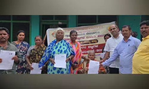 Ballari | ಸೋಮಲಾಪುರದಲ್ಲಿ ರಾಜ್ಯೋತ್ಸವ ಪ್ರಶಸ್ತಿ ಪುರಸ್ಕೃತೆಗೆ ಮತದಾರರ ಪರಿಷ್ಕರಣೆ ಅರ್ಜಿ ವಿತರಣೆ