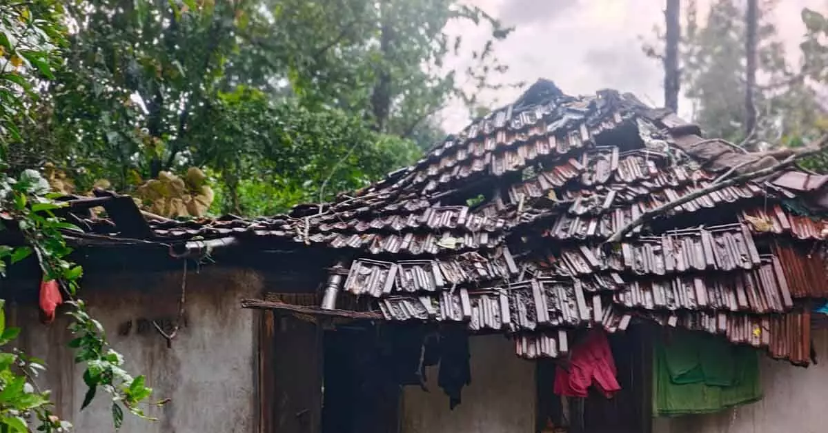 ಮೂಡಿಗೆರೆ: ಭಾರಿ ಗಾಳಿ-ಮಳೆಗೆ ಮರ ಬಿದ್ದು ಮನೆ ಸಂಪೂರ್ಣ ಹಾನಿ ಮೂಡಿಗೆರೆ: ಭಾರಿ ಗಾಳಿ-ಮಳೆಗೆ ಮರ ಬಿದ್ದು ಮನೆ ಸಂಪೂರ್ಣ ಹಾನಿ