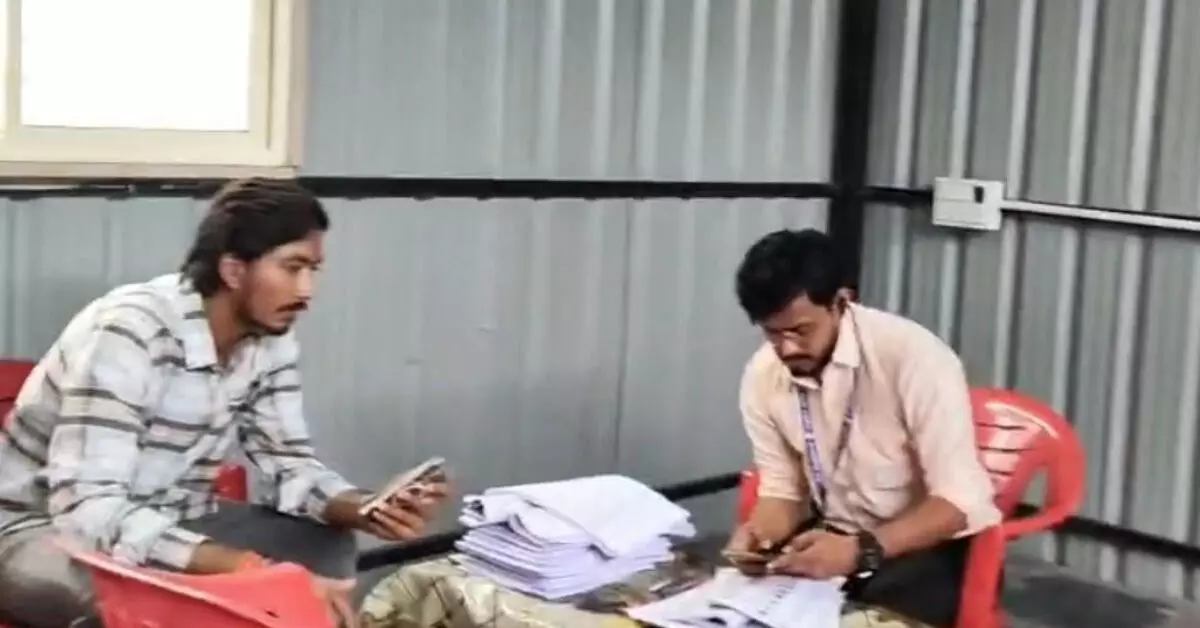 ಹೊಸಪೇಟೆಯಲ್ಲಿ ಎಸ್ಐಆರ್ ಪ್ರಕ್ರಿಯೆ ಬಗ್ಗೆ ಸಾರ್ವಜನಿಕರ ಅಸಮಾಧಾನ ಹೊಸಪೇಟೆಯಲ್ಲಿ ಎಸ್ಐಆರ್ ಪ್ರಕ್ರಿಯೆ ಬಗ್ಗೆ ಸಾರ್ವಜನಿಕರ ಅಸಮಾಧಾನ