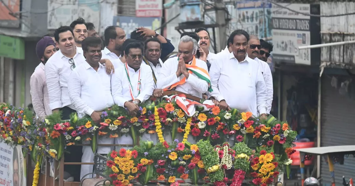 ಗೃಹ ಸಚಿವ ಪ್ರಿಯಾಂಕ್ ಖರ್ಗೆಗೆ ಕಲಬುರಗಿಯಲ್ಲಿ ಅದ್ಧೂರಿ ಸ್ವಾಗತ ಗೃಹ ಸಚಿವ ಪ್ರಿಯಾಂಕ್ ಖರ್ಗೆಗೆ ಕಲಬುರಗಿಯಲ್ಲಿ ಅದ್ಧೂರಿ ಸ್ವಾಗತ