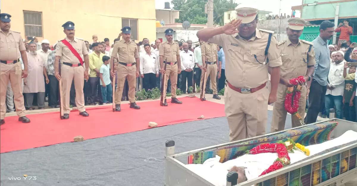 ಮಾನ್ವಿ ಹೆಡ್ ಕಾನ್ಸ್ಟೆಬಲ್ ಇಸ್ಮಾಯಿಲ್ ನಿಧನ : ಸರ್ಕಾರಿ ಗೌರವದೊಂದಿಗೆ ಅಂತ್ಯಕ್ರಿಯೆ ಮಾನ್ವಿ ಹೆಡ್ ಕಾನ್ಸ್ಟೆಬಲ್ ಇಸ್ಮಾಯಿಲ್ ನಿಧನ : ಸರ್ಕಾರಿ ಗೌರವದೊಂದಿಗೆ ಅಂತ್ಯಕ್ರಿಯೆ
