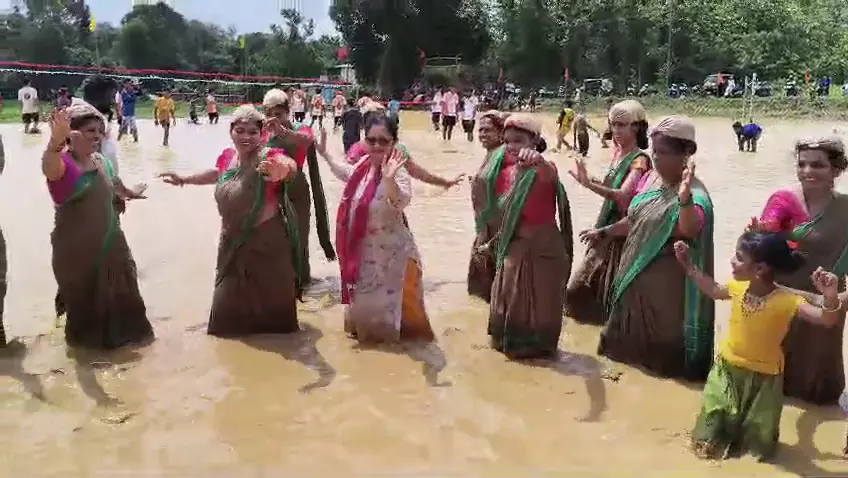 ‘ಬಲೇ ಕೆಸರ್ಡ್ಡ್ ಗೊಬ್ಬುಗ’ ಸಂಭ್ರಮ: ಹುಲಿಕುಣಿತಕ್ಕೆ ಹೆಜ್ಜೆ ಹಾಕಿದ ಉಡುಪಿ ಡಿಸಿ ‘ಬಲೇ ಕೆಸರ್ಡ್ಡ್ ಗೊಬ್ಬುಗ’ ಸಂಭ್ರಮ: ಹುಲಿಕುಣಿತಕ್ಕೆ ಹೆಜ್ಜೆ ಹಾಕಿದ ಉಡುಪಿ ಡಿಸಿ