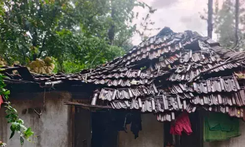 ಮೂಡಿಗೆರೆ: ಭಾರಿ ಗಾಳಿ-ಮಳೆಗೆ ಮರ ಬಿದ್ದು ಮನೆ ಸಂಪೂರ್ಣ ಹಾನಿ
