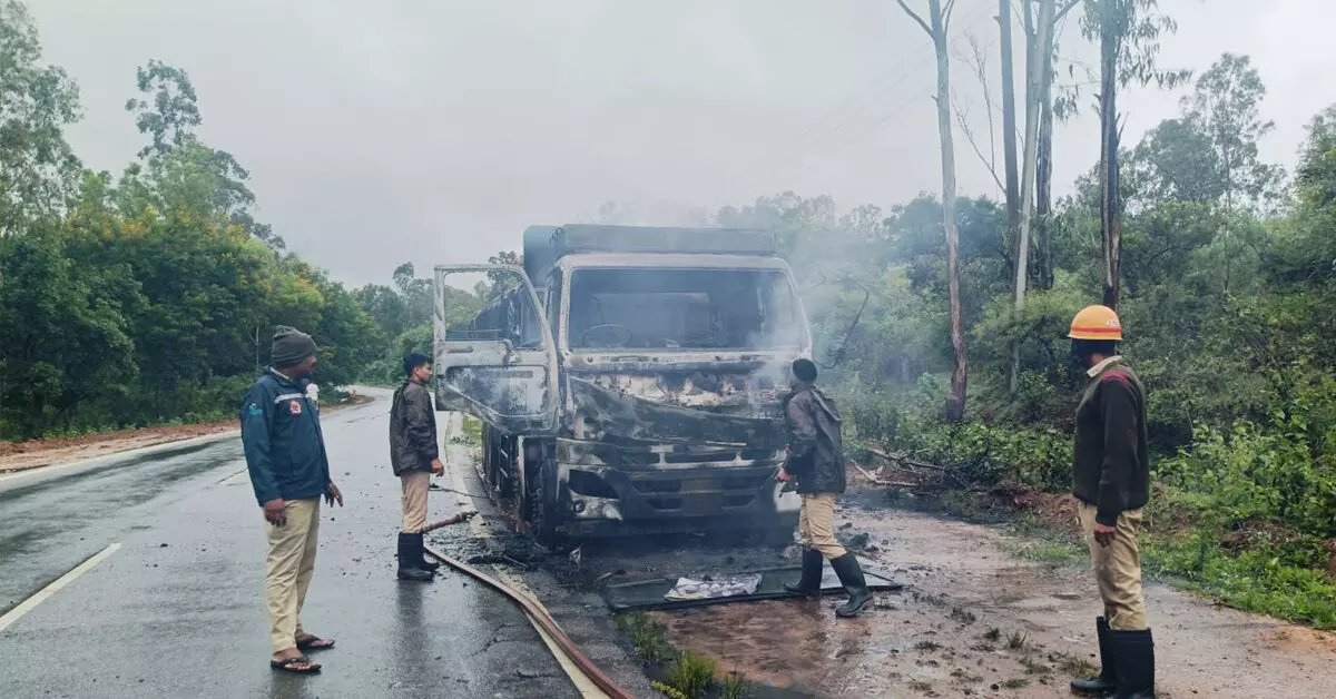 ಬೇಲೂರು | ಚಲಿಸುತ್ತಿದ್ದ ಲಾರಿ ಬೆಂಕಿಗಾಹುತಿ ಬೇಲೂರು | ಚಲಿಸುತ್ತಿದ್ದ ಲಾರಿ ಬೆಂಕಿಗಾಹುತಿ
