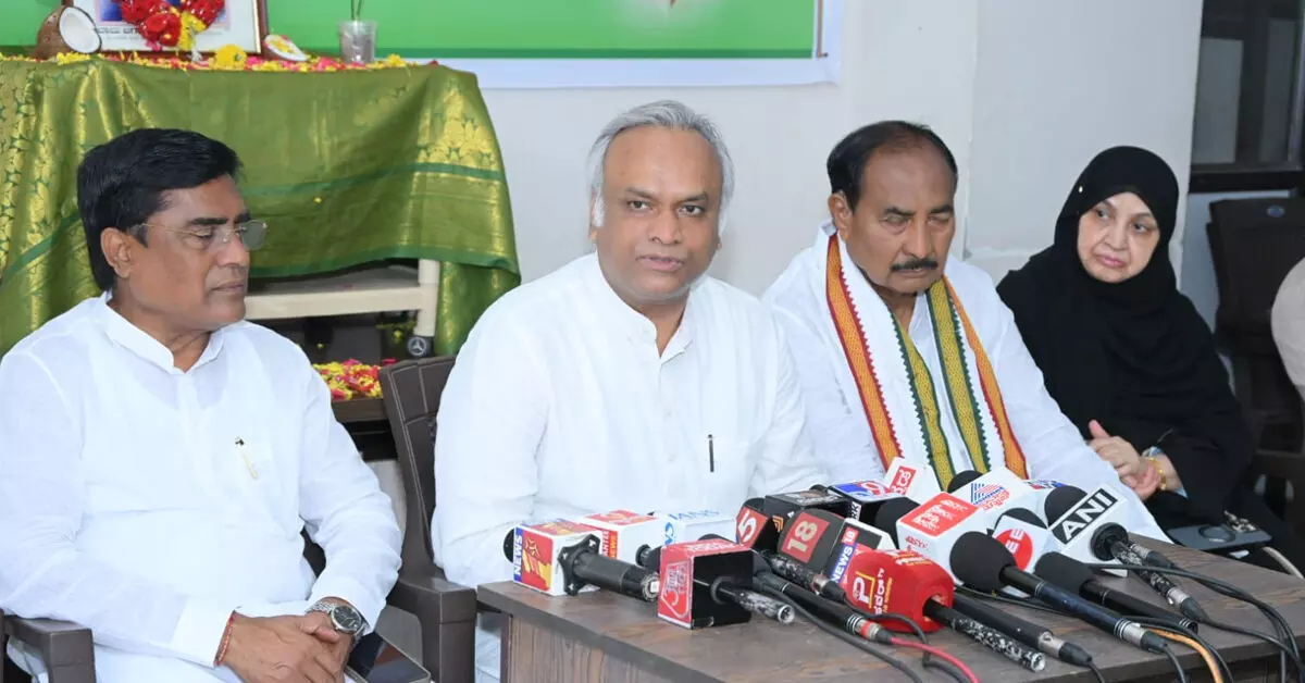 ಆರೆಸ್ಸೆಸ್ ಗೆ ಬರೆದ ಪತ್ರಕ್ಕೆ ಇನ್ನೂ ಉತ್ತರ ಬಂದಿಲ್ಲ, ಪಿಕ್ಚರ್ ಅಭಿ ಬಾಕಿ ಹೈ: ಪ್ರಿಯಾಂಕ್ ಖರ್ಗೆ ಆರೆಸ್ಸೆಸ್ ಗೆ ಬರೆದ ಪತ್ರಕ್ಕೆ ಇನ್ನೂ ಉತ್ತರ ಬಂದಿಲ್ಲ, ಪಿಕ್ಚರ್ ಅಭಿ ಬಾಕಿ ಹೈ: ಪ್ರಿಯಾಂಕ್ ಖರ್ಗೆ