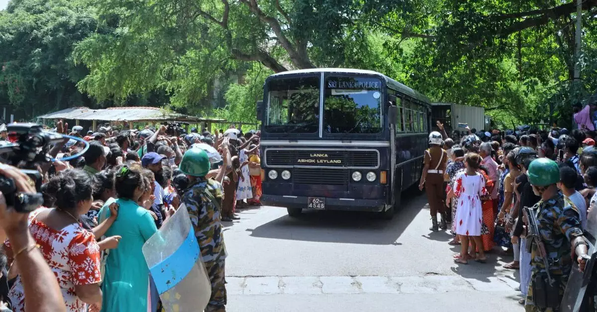 ಶ್ರೀಲಂಕಾ ಜೈಲಿನಲ್ಲಿ ಕೈದಿಗಳ ಗುಂಪುಗಳ ನಡುವೆ ಘರ್ಷಣೆ : ನಾಲ್ವರು ಸಿಬ್ಬಂದಿ ಸಹಿತ 25 ಮಂದಿ ಮೃತ್ಯು ಶ್ರೀಲಂಕಾ ಜೈಲಿನಲ್ಲಿ ಕೈದಿಗಳ ಗುಂಪುಗಳ ನಡುವೆ ಘರ್ಷಣೆ : ನಾಲ್ವರು ಸಿಬ್ಬಂದಿ ಸಹಿತ 25 ಮಂದಿ ಮೃತ್ಯು