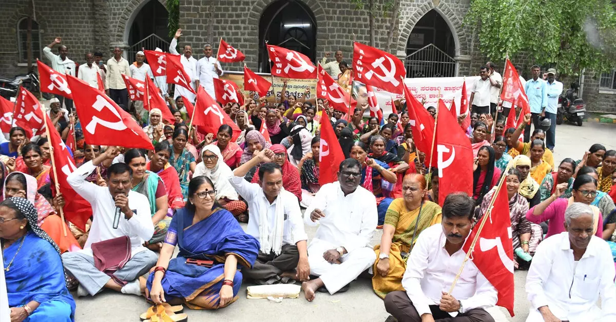ಕಲಬುರಗಿ ಜಿಲ್ಲೆಯನ್ನು ತೀವ್ರ ಬರಪೀಡಿತ ಎಂದು ಘೋಷಿಸಲು ಸಿಪಿಐ(ಎಂ) ಆಗ್ರಹ ಕಲಬುರಗಿ ಜಿಲ್ಲೆಯನ್ನು ತೀವ್ರ ಬರಪೀಡಿತ ಎಂದು ಘೋಷಿಸಲು ಸಿಪಿಐ(ಎಂ) ಆಗ್ರಹ