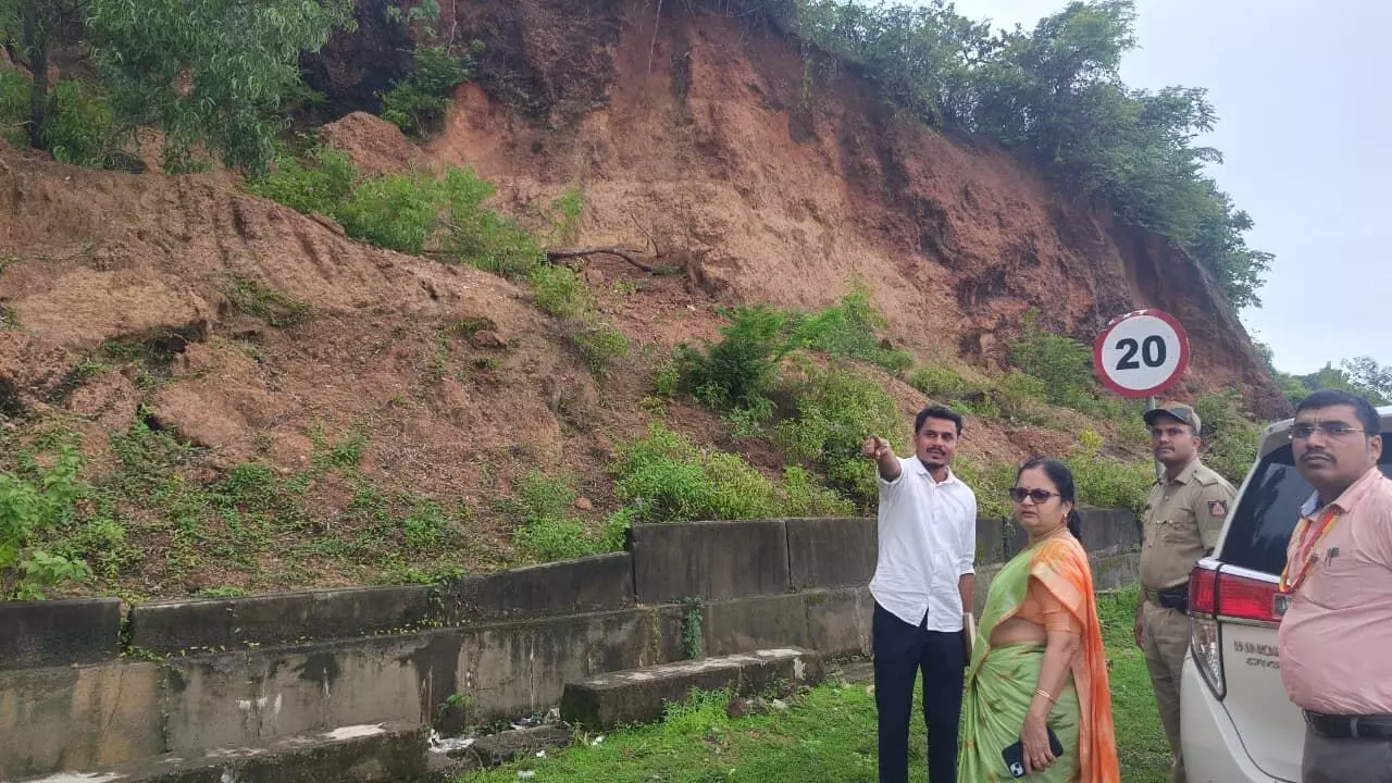 ಒತ್ತಿನೆಣೆ: ಗುಡ್ಡ ಕುಸಿತದ ಪ್ರದೇಶಕ್ಕೆ ಉಡುಪಿ ಡಿಸಿ ಭೇಟಿ ಒತ್ತಿನೆಣೆ: ಗುಡ್ಡ ಕುಸಿತದ ಪ್ರದೇಶಕ್ಕೆ ಉಡುಪಿ ಡಿಸಿ ಭೇಟಿ